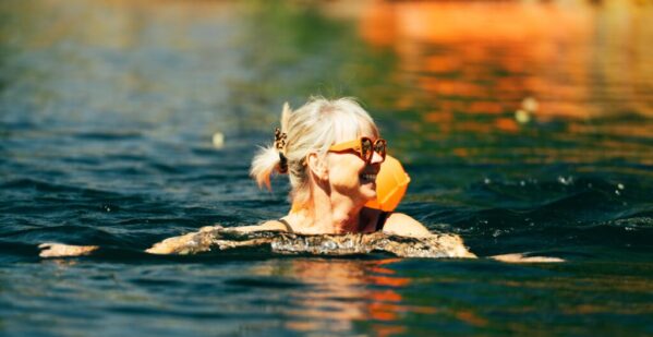 Woman swiming in lake 2 (wecompress.com)