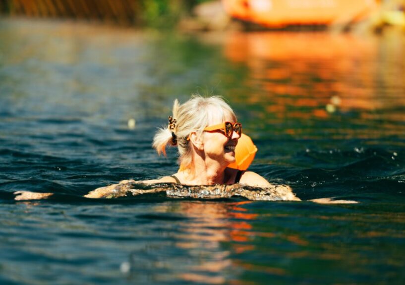 Woman swiming in lake 2 (wecompress.com)